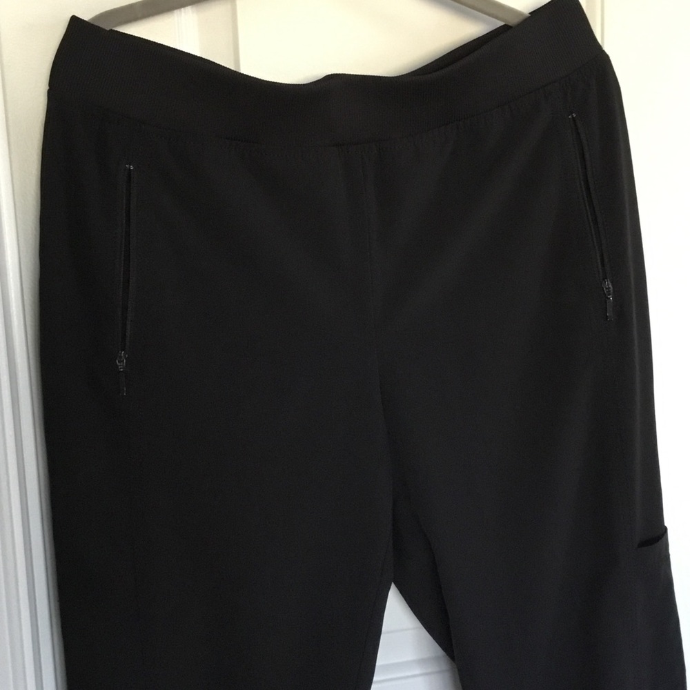 Chicos Zenergy Blk cropped cargo pants, Sz 1
